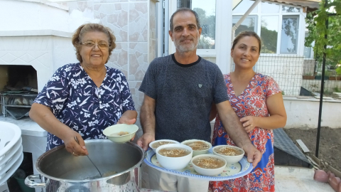 Burhaniye’de aşure hayırları devam ediyor