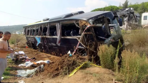 ÇANAKKALE'DE TUR OTOBÜSÜ DEVRİLDİ: 1 ÖLÜ, 54 YARALI