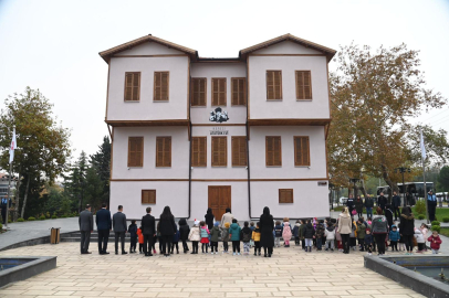 KARESİ ATATÜRK EVİ’Nİ ZİYARET EDENLERE NUTUK SÜRPRİZİ