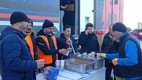 DEPREM BÖLGESİNDE SICAK YEMEK