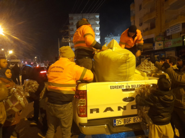 Edremit Belediyesi ekipleri deprem bölgesine ulaştı