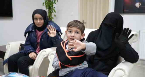 Bakanlık enkazdan yaralı kurtulan depremzede çocukları Denizli’de anneleriyle buluşturdu