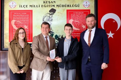 Keşan'da çevre duyarlılığıyla örnek olan liseliye Müdür Kemik’ten plaket